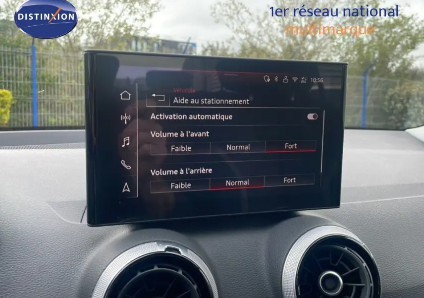 Écran central du tableau de bord de l’Audi Q2 noir mito metal, affichant l’aide au stationnement en mode automatique.