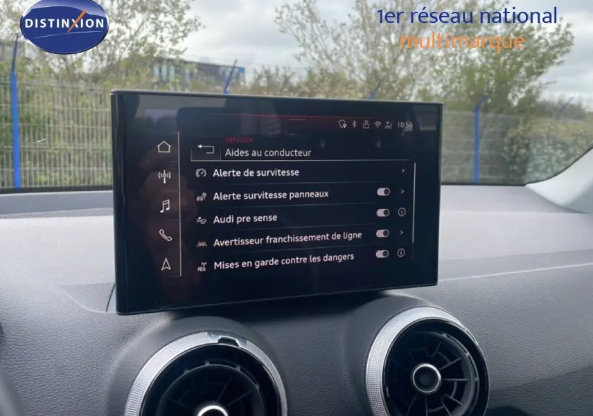 Écran central tactile affichant les aides à la conduite dans l’Audi Q2 30 TDI S-Line 2025, vue intérieure avant.