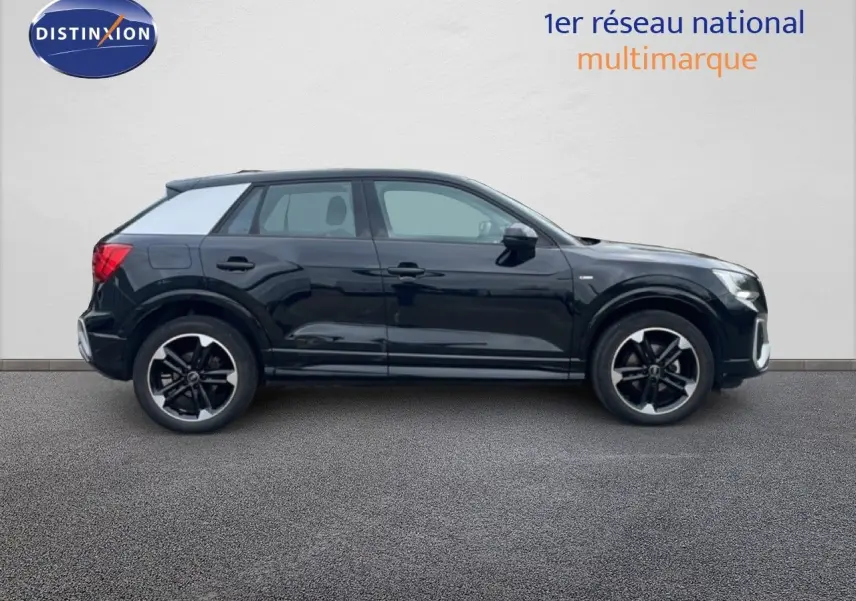 Audi Q2 30 TDI S-Line noir mito metal vu de profil côté gauche, avec jantes noires et toit contrasté blanc.