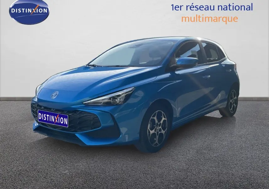 Vue 3/4 avant droite d'une MG3 2024 hybride en bleu métallisé avec jantes distinctives et calandre noire.