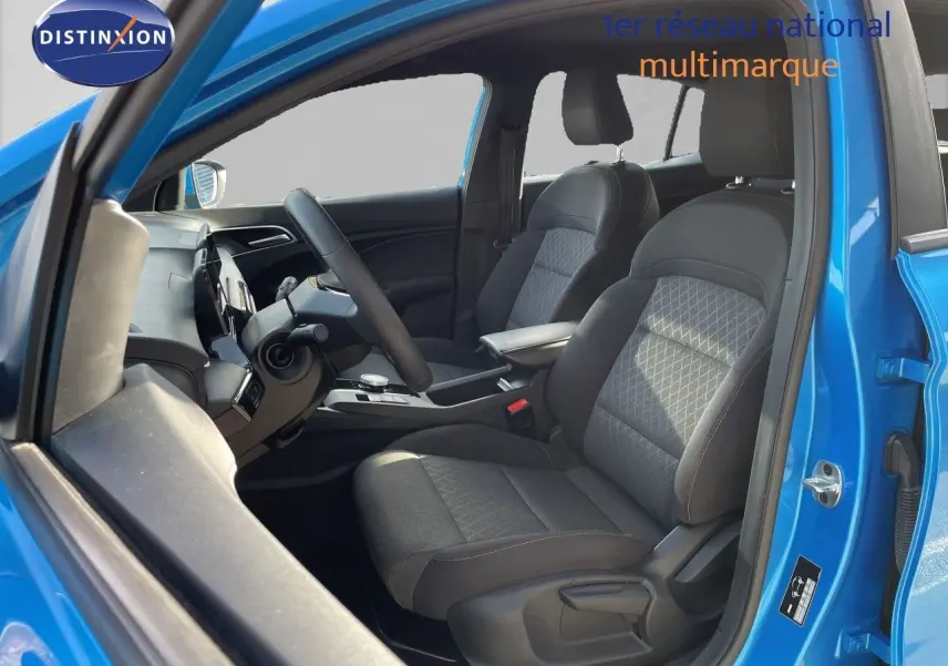 Vue intérieure côté conducteur de la MG3 2024 en bleu Como, montrant les sièges tissu gris et le tableau de bord moderne.