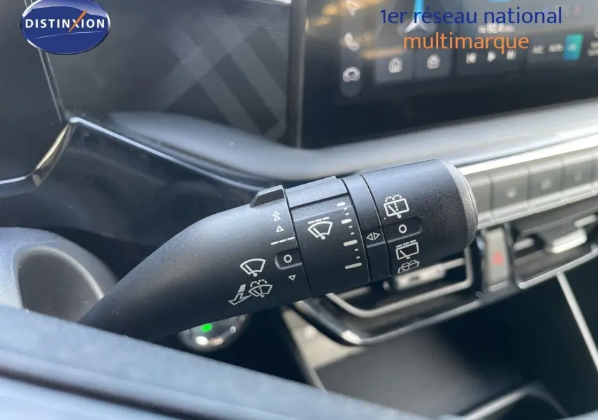 Gros plan sur la manette d’essuie-glace du tableau de bord intérieur du MG3 1.5L Hybrid+ 2024 en Como Blue Metal.