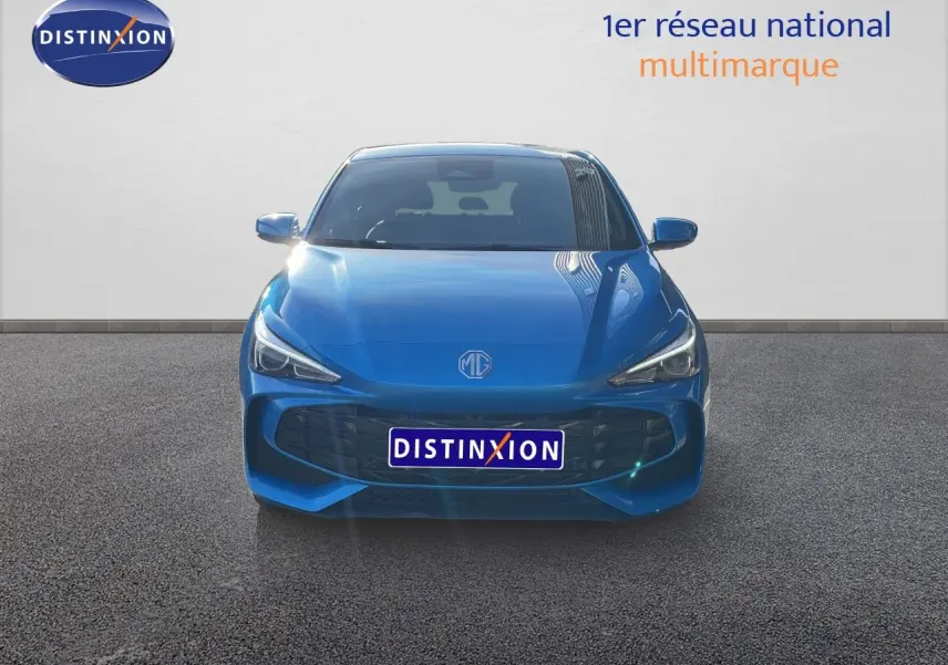 Vue frontale d'une MG3 1.5L HYBRID+ 195CH Comfort en bleu Como Metal avec calandre large et phares LED fins.