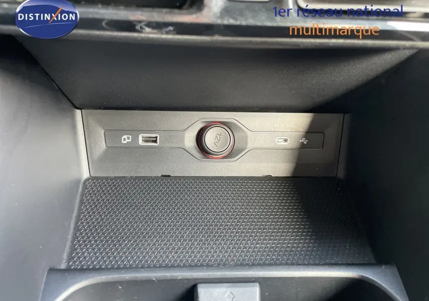 Détail de la console centrale du MG3 2024 montrant prises USB et prise 12V dans un intérieur sobre.