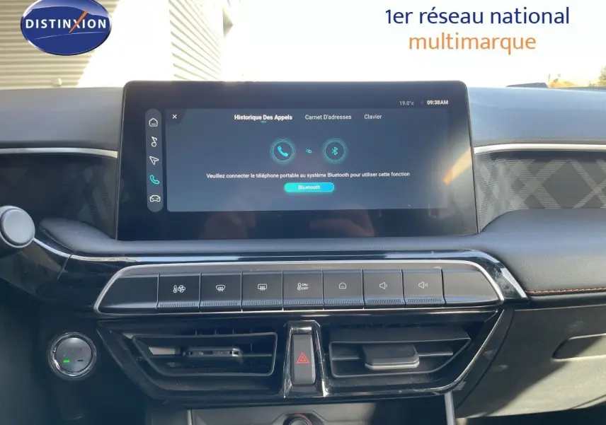 Tableau de bord du MG3 2024 en vue frontale, avec écran tactile central affichant la connexion Bluetooth.