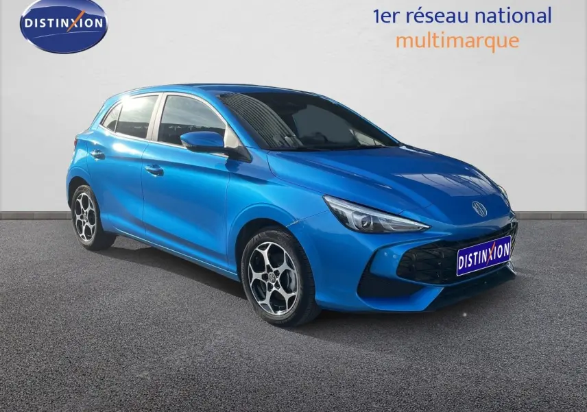 Vue 3/4 avant droite de la MG3 2024 en bleu Como Metal avec jantes alliage et calandre noire distinctive.