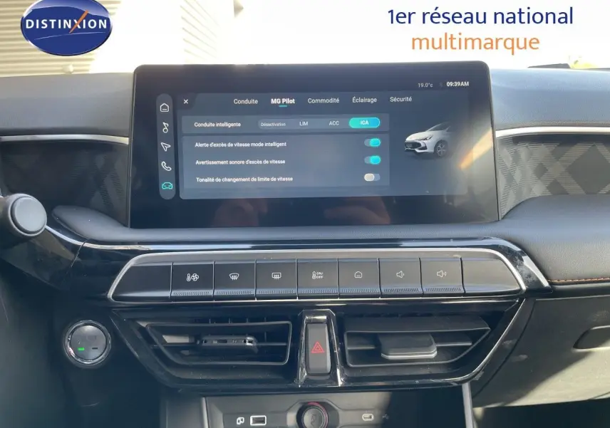 Vue rapprochée de la console centrale de la MG3 1.5L Hybrid+ 2024 avec écran tactile et commandes climatisation.