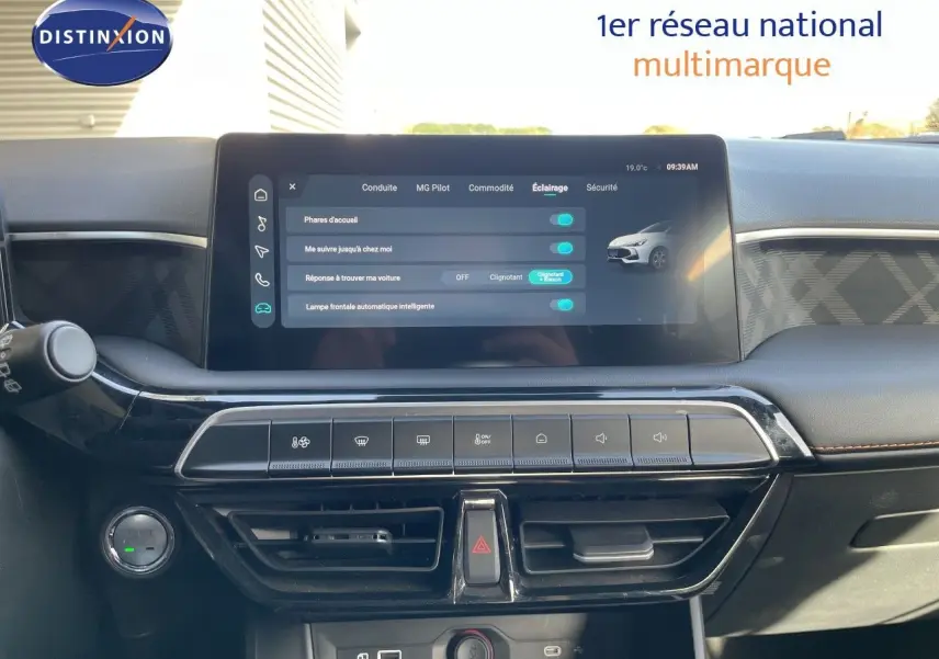 Vue rapprochée de la console centrale du MG3 2024, écran tactile et commandes climatisation visibles, finition noire et grise.