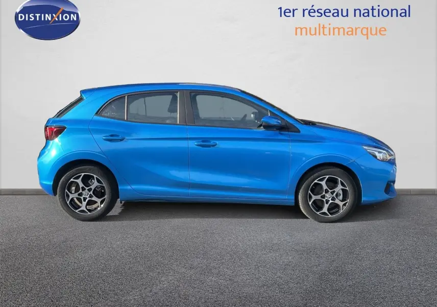 Vue de profil côté gauche d'une MG3 1.5L Hybrid+ 195ch en bleu Como Metal avec jantes alliage distinctives.