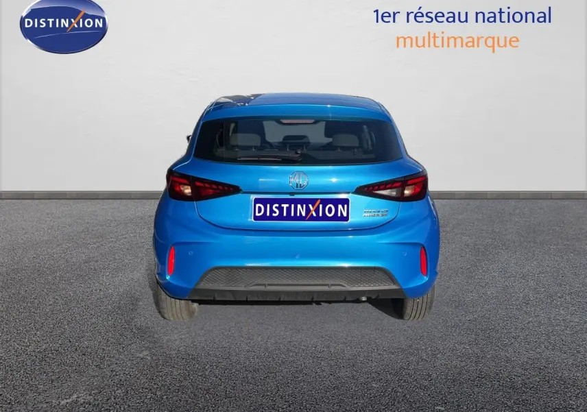 Vue arrière d'une MG3 1.5L Hybrid+ 195CH en bleu Como Metal, avec feux arrière LED et logo MG visible.