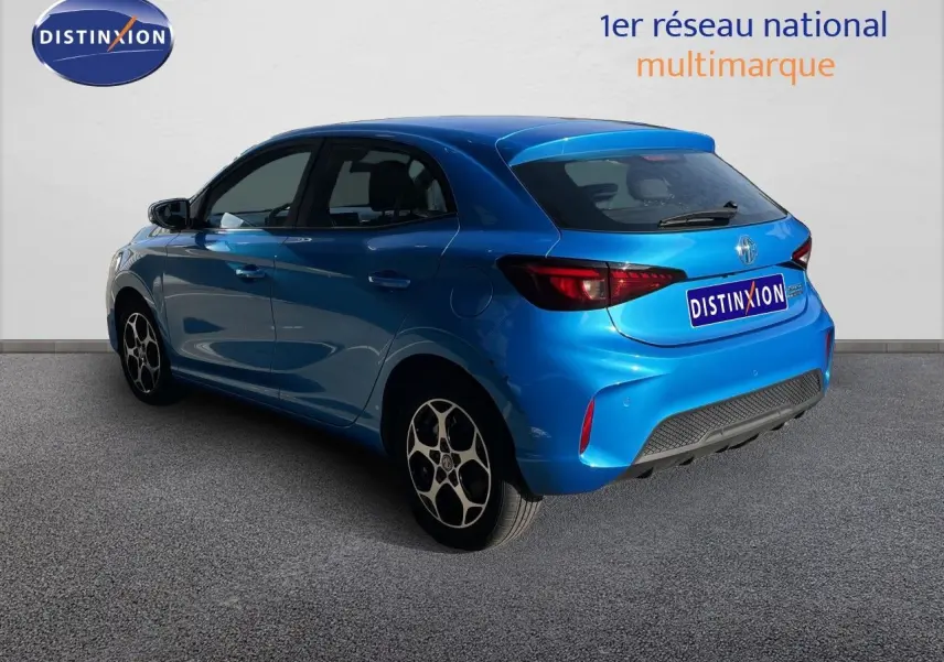 Vue 3/4 arrière droite de la MG3 1.5L Hybrid+ 195ch en bleu Como Metal avec jantes distinctives et feux arrière LED.