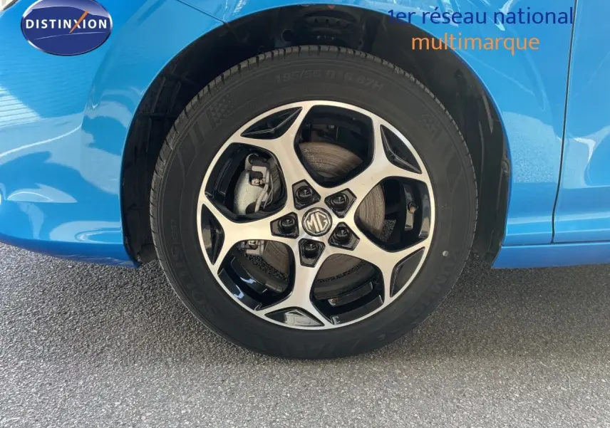 Gros plan sur la roue avant droite de la MG3 2024 en bleu Como Metal avec jante alliage noire et argentée.