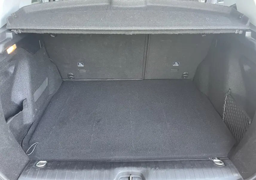 Coffre ouvert du Peugeot 2008 gris 2019, vue intérieure montrant un espace de chargement propre et bien agencé.