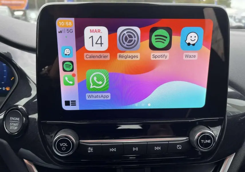 Écran tactile central du Ford Puma 1.0 EcoBoost 2023 affichant des applications connectées avec bouton démarrage à gauche.