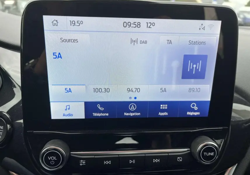 Écran tactile central du Ford Puma 2023 montrant l'interface audio avec commandes sous l'écran, intérieur noir.
