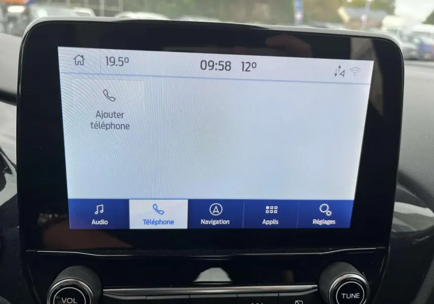 Écran tactile central SYNC3 du Ford Puma 2023 affichant le menu téléphone et navigation, vue intérieure frontale.