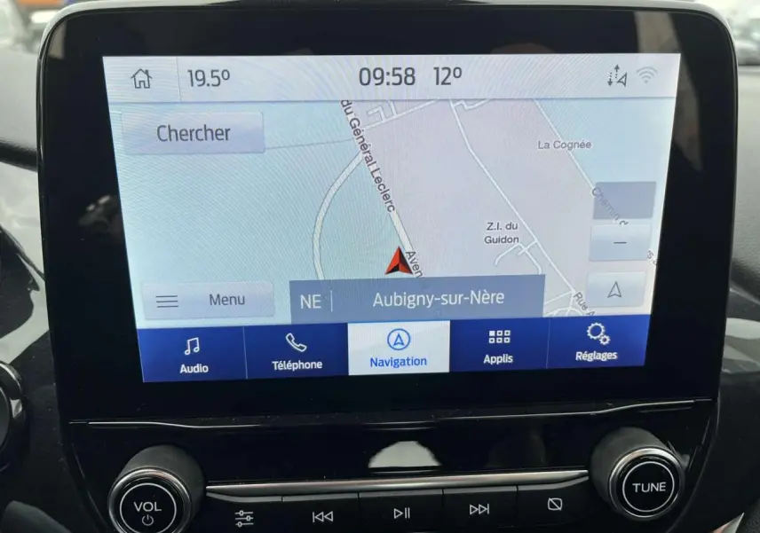 Écran tactile 8 pouces du système SYNC3 avec navigation affichée dans l'habitacle du Ford Puma gris Solar 2023.