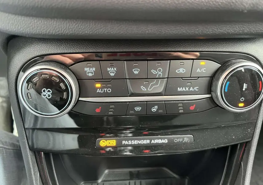 Panneau de commande de la climatisation automatique et sièges chauffants du Ford Puma 2023, finition ST Line.