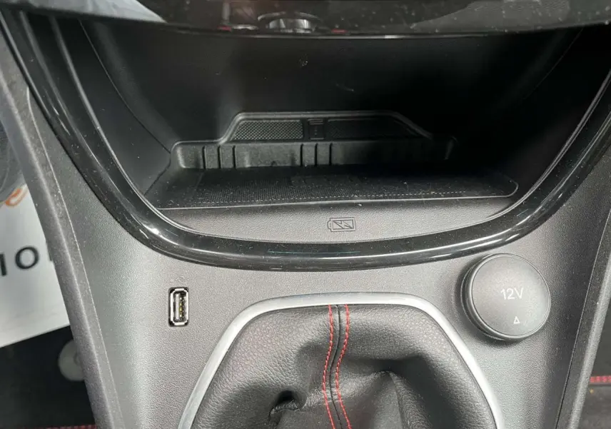 Gros plan sur la console centrale du Ford Puma 1.0 EcoBoost ST Line 2023 avec levier de vitesses et prise 12V.