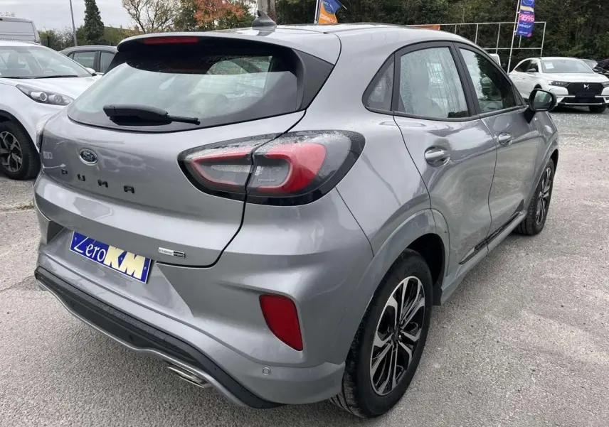 Ford Puma gris Solar vue 3/4 arrière droit, avec feux arrière LED et jantes alliage noires et argentées.