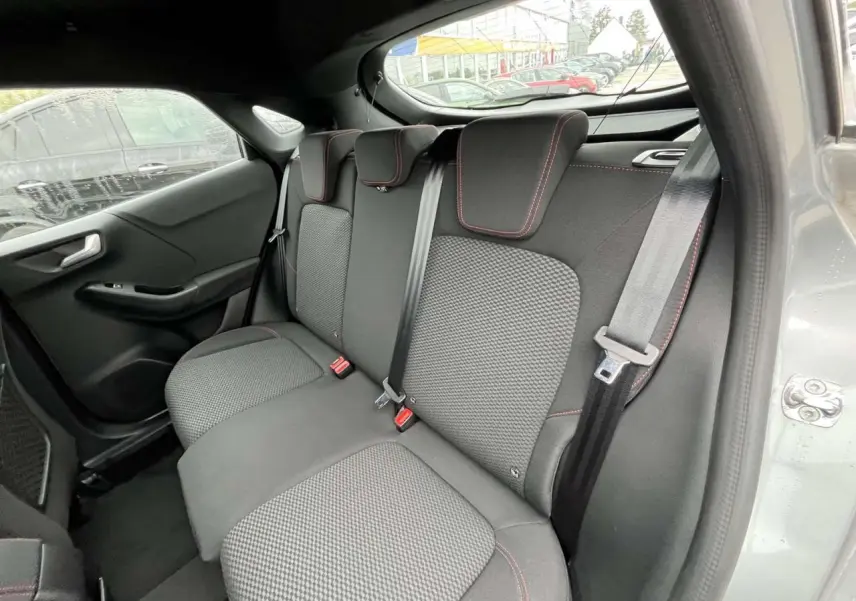 Vue intérieure arrière côté droit des sièges arrière en tissu gris avec surpiqûres rouges du Ford Puma 2023 finition ST Line.