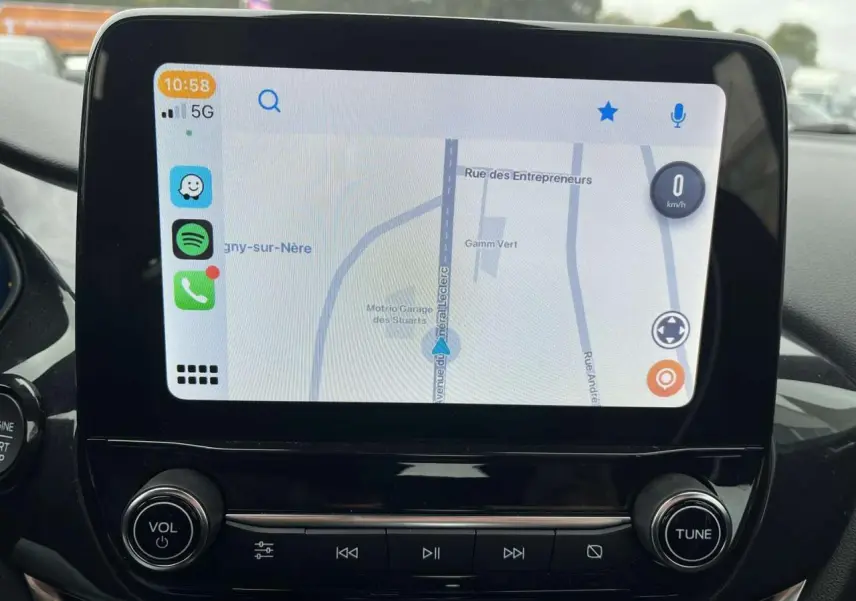 Écran tactile central avec navigation GPS et commandes audio dans l'habitacle du Ford Puma 2023.
