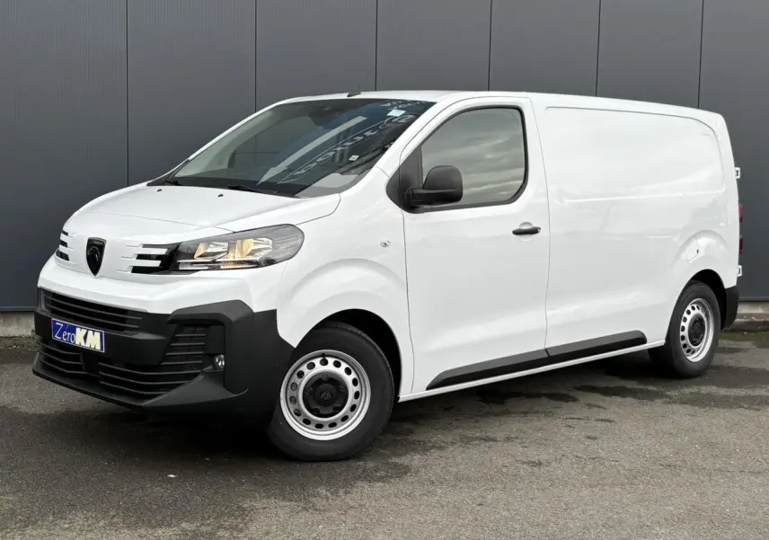 Peugeot Expert Fourgon blanc Icy vu en 3/4 avant droit avec jantes tôles grises et pare-chocs noirs.