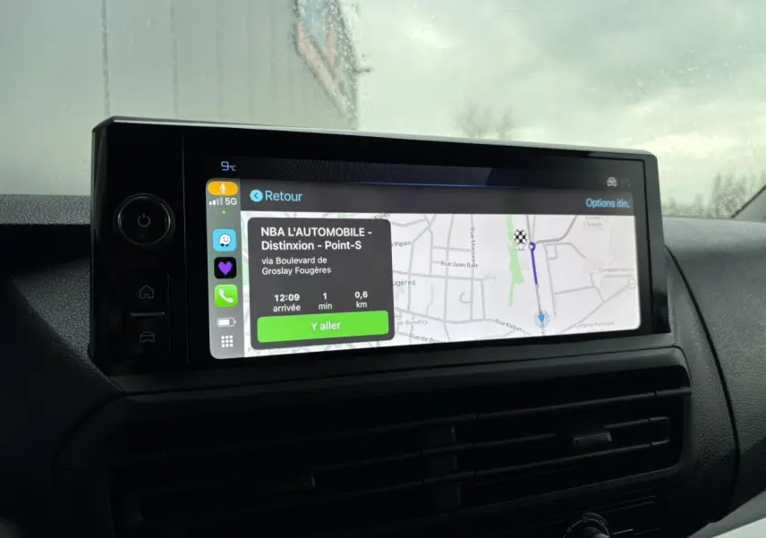 Écran tactile 10'' HD du Peugeot Expert Fourgon blanc, affichant la navigation GPS en intérieur véhicule.