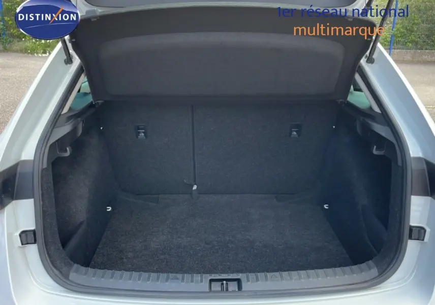 Coffre ouvert d'une Skoda Scala blanc glacier, vue arrière montrant l'espace de chargement vide et propre.