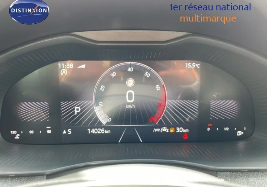 Tableau de bord numérique du Skoda Scala 2025 affichant vitesse, kilométrage et température extérieure.