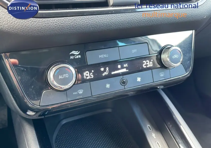 Panneau de commande de la climatisation automatique de la Skoda Scala blanc glacier, vue centrée sur les réglages numériques.