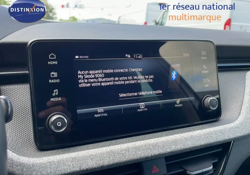 Vue rapprochée de l'écran tactile central du Skoda Scala blanc glacier, affichant le menu Bluetooth et les options multimédia.