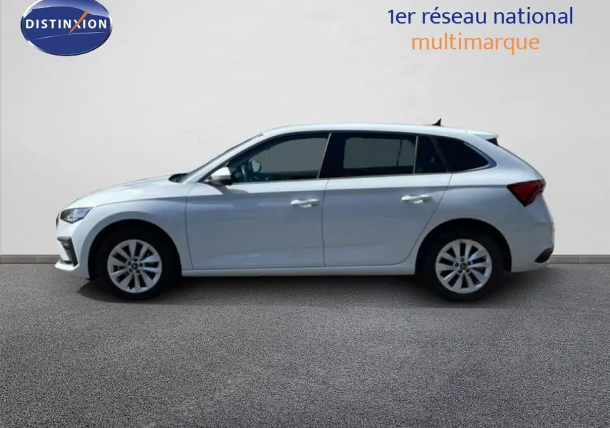 Profil droit d'une Skoda Scala blanc glacier 2025, compacte avec jantes alliage et vitres teintées.