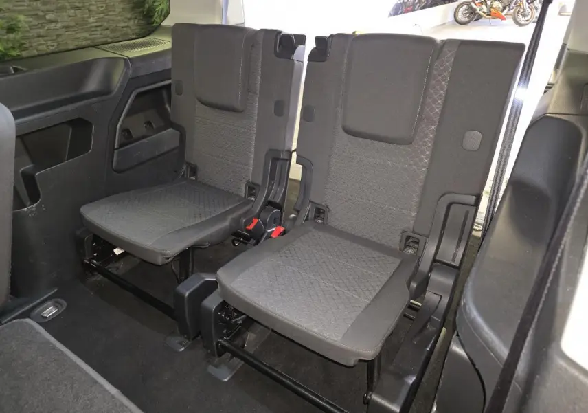 Vue intérieure arrière montrant les deux sièges gris foncé de la 3ème rangée du Ford Transit Connect Tourneo Connect 2023.