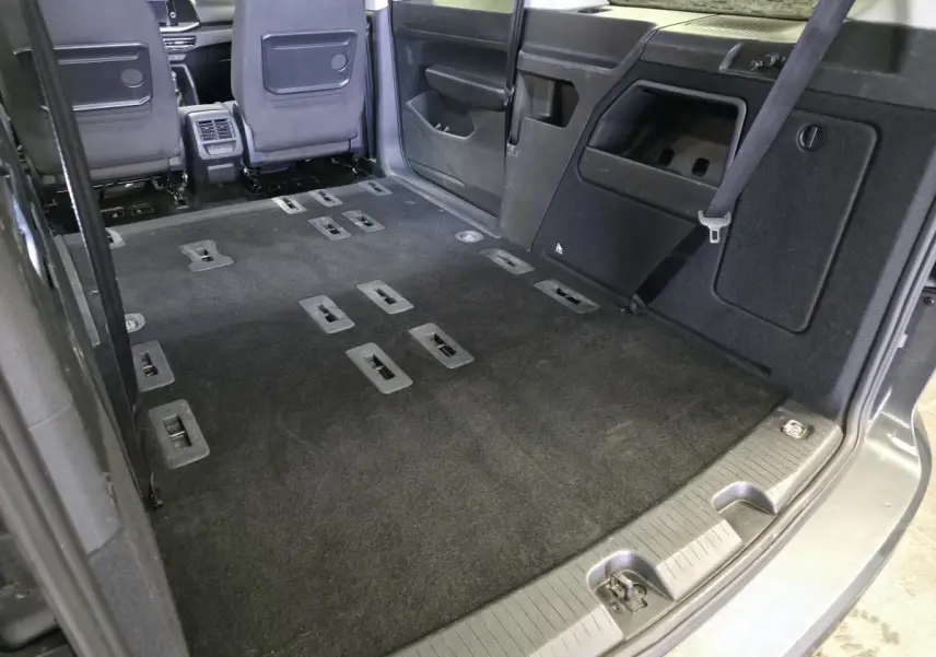 Vue intérieure arrière du Ford Transit Connect gris, montrant l'espace de chargement sans sièges arrière.