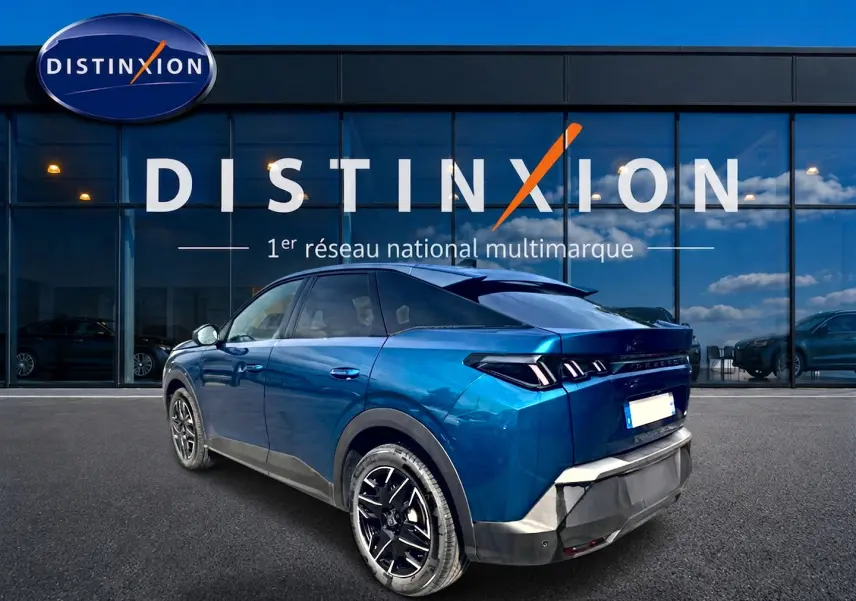 Vue 3/4 arrière droite d’un Peugeot 3008 bleu obsession avec jantes alu, becquet arrière et feux LED distinctifs.