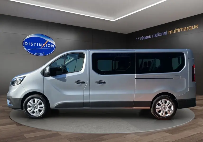 Profil côté gauche du Renault Trafic Combi gris Highland 2025 avec vitres arrière teintées et jantes alliage 17 pouces.