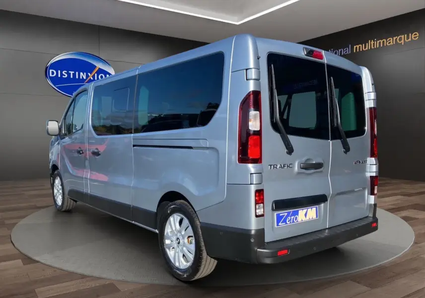 Renault Trafic Combi gris Highland vu en 3/4 arrière droit, portes arrière vitrées et jantes alliage 17 pouces.