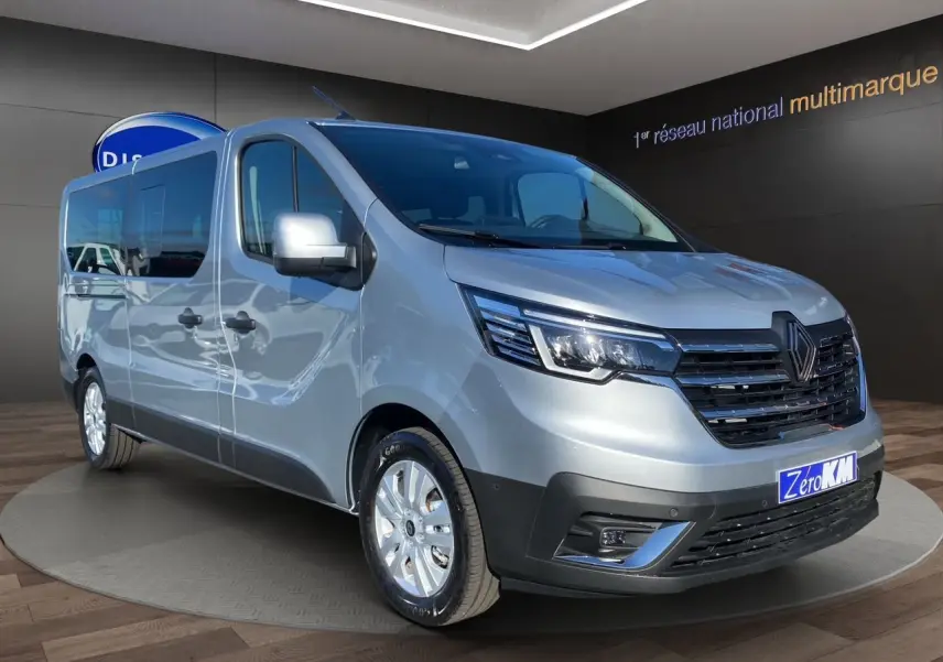 Renault Trafic Combi gris Highland vu en 3/4 avant droit, avec projecteurs LED et jantes alliage 17 pouces.