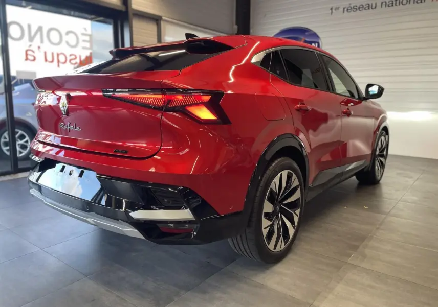 Renault Rafale 2025 rouge à toit noir, vue 3/4 arrière droit, feux LED et jantes alliage noires visibles.