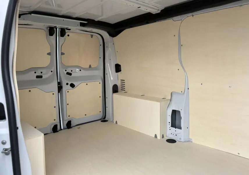 Intérieur arrière du Peugeot Expert Fourgon blanc Icy, vue côté gauche avec parois et sol en bois clair.