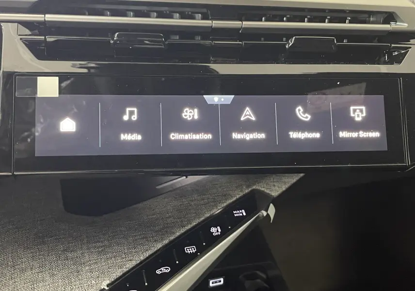 Écran tactile central du Peugeot 3008 Hybrid blanc, affichant les menus Média, Climatisation, Navigation, Téléphone et Mirror Screen.