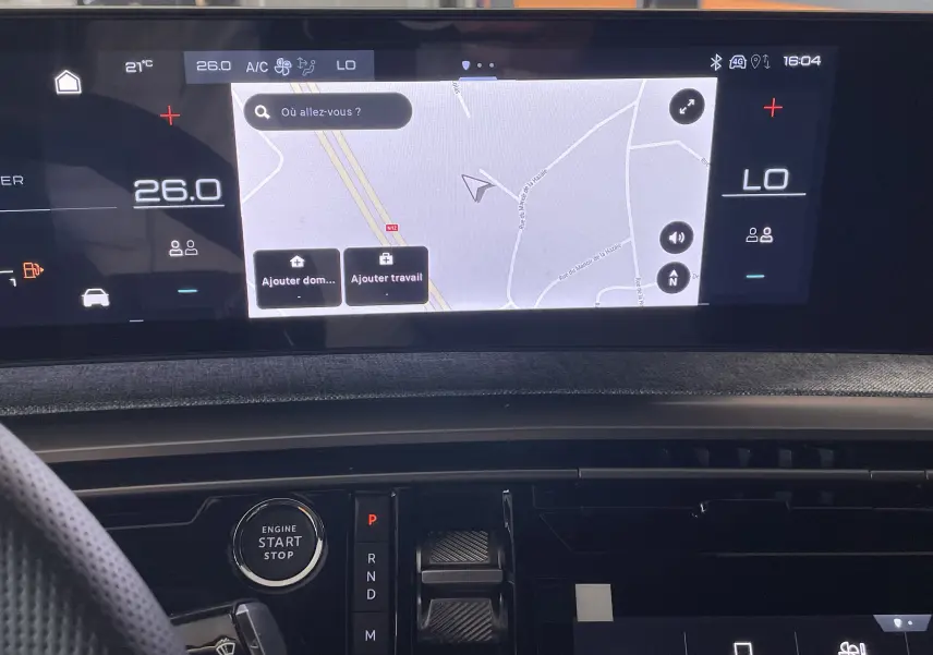 Vue rapprochée de l'écran tactile central avec navigation GPS du Peugeot 3008 Hybrid blanc, affichage moderne et commandes digitales.