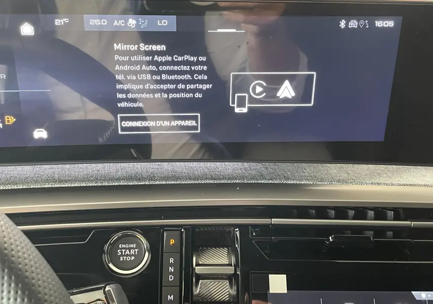 Vue intérieure du tableau de bord du Peugeot 3008 Hybrid 145, écran tactile avec fonction Mirror Screen et bouton start/stop.