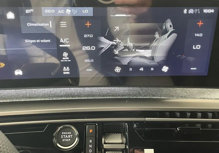 Écran tactile central du Peugeot 3008 Hybrid 145 GT Exclusive montrant les réglages de climatisation et sièges, vue intérieure.