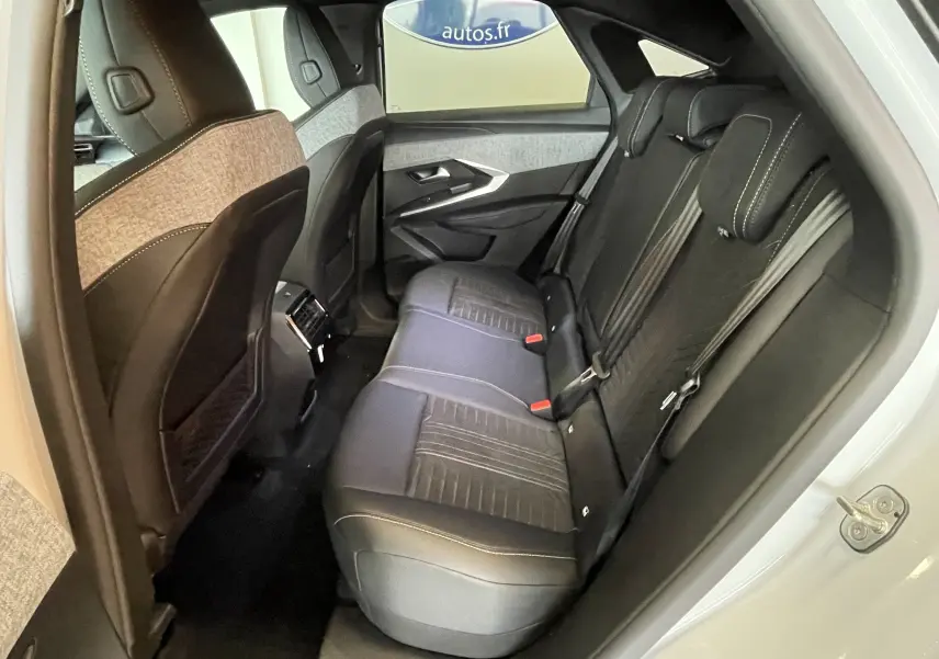 Vue intérieure côté droit des sièges arrière en sellerie Alcantara noire et grise du Peugeot 3008 Hybrid 2026 blanc Okenite.