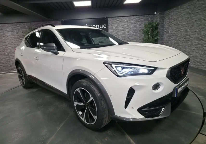 Vue 3/4 avant droite du CUPRA Formentor blanc avec jantes alliage 18 pouces et détails noirs contrastants.