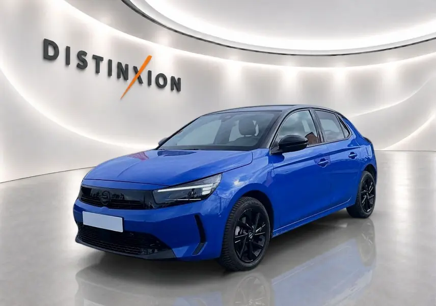 Opel Corsa bleu vue 3/4 avant droit avec jantes noires et toit noir dans un showroom lumineux.