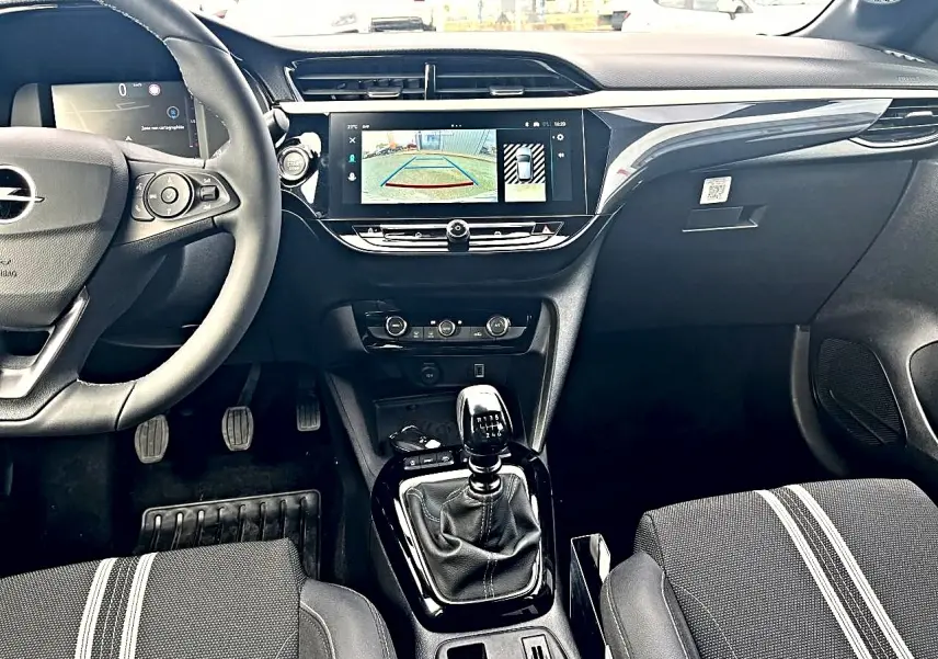 Vue intérieure avant de l’Opel Corsa 1.2 turbo 100 GS avec tableau de bord moderne, écran tactile et boîte manuelle.
