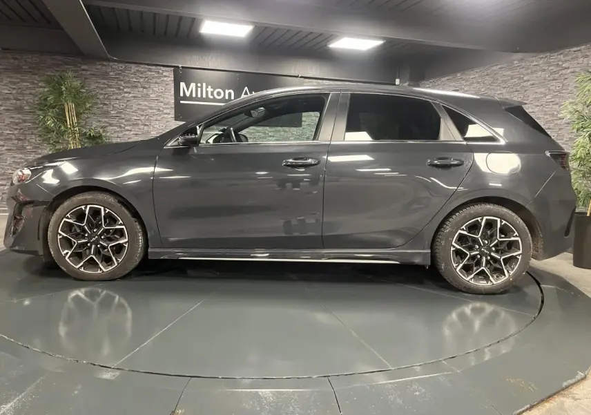 KIA CEE'D gris métallisé vu de profil côté gauche, avec jantes alliage 17 pouces et lignes GT Line distinctives.